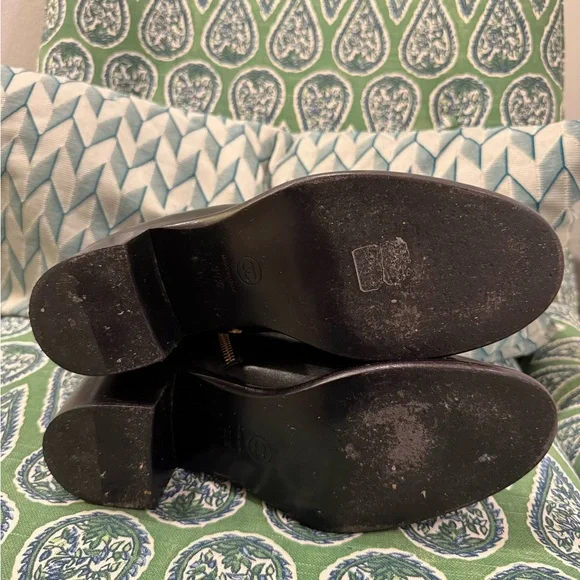 CHANEL Black Quilted Leather Boots with Gold Chain - Picture 7 of 9